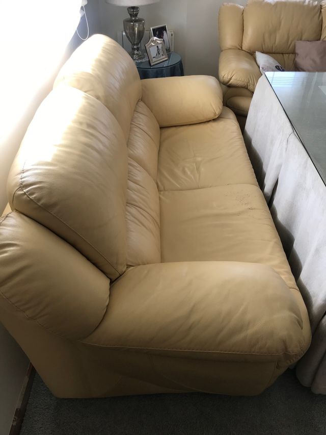 Sofa de piel dos plazas color amarillo de segunda mano por 90 € en