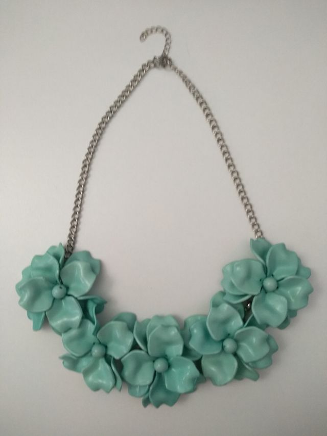 Collar flores verde agua