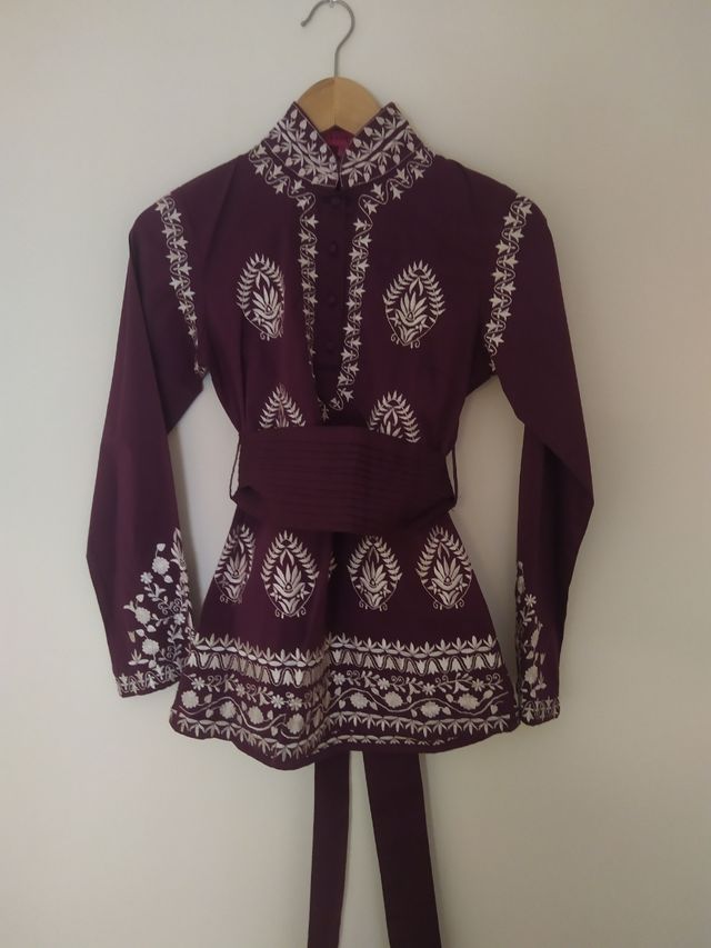 Camisa con bordados y fajín color morado