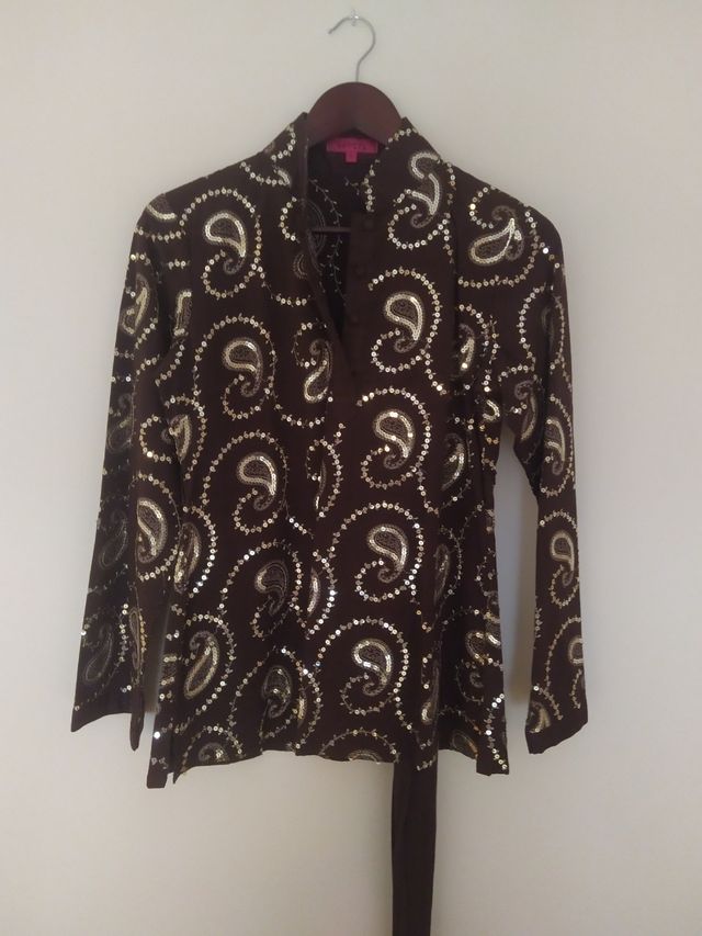 Camisa con fajín marca Carioca. 