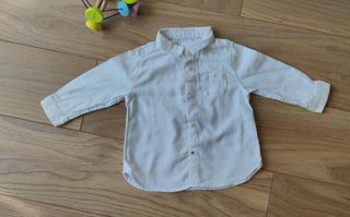 Camisa blanca bebe niño 9 meses de Zara de segunda mano por 5 EUR en Oviedo  en WALLAPOP