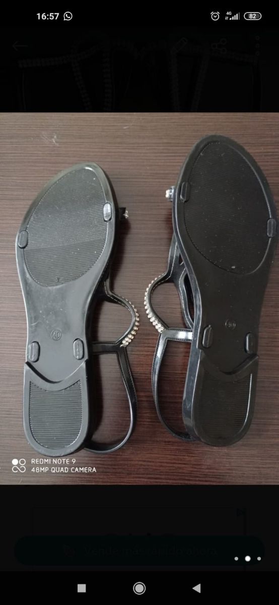 Sandalias negras planas