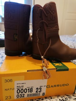 Botos camperos bebé de segunda mano por 20 EUR en Sevilla en WALLAPOP