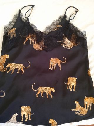Dos prendas Camisa negra y lencero  con leopardos