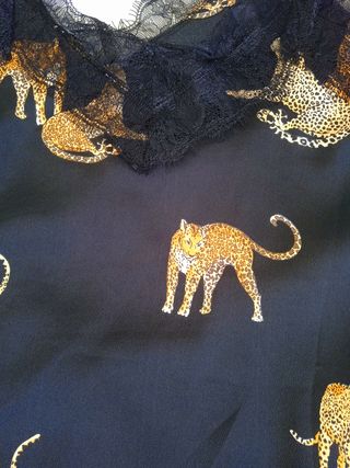 Dos prendas Camisa negra y lencero  con leopardos