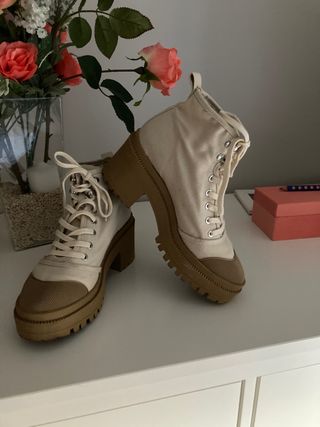 Botines Stradivarius de segunda mano por 10 EUR en Solete Alto en WALLAPOP