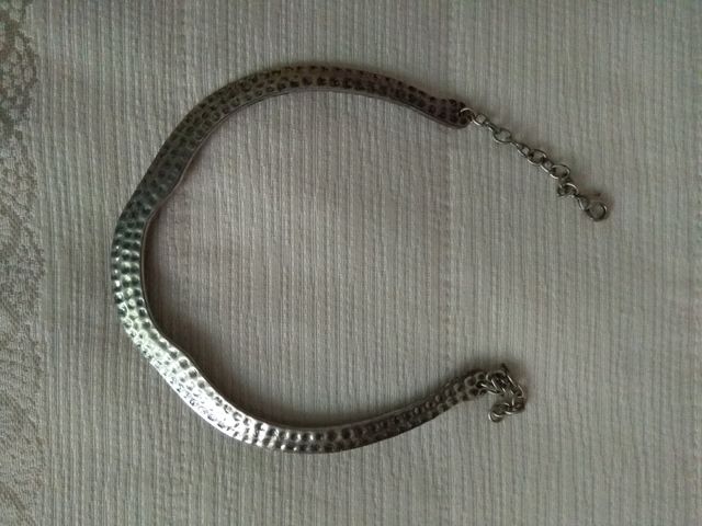 collar rígido plateado