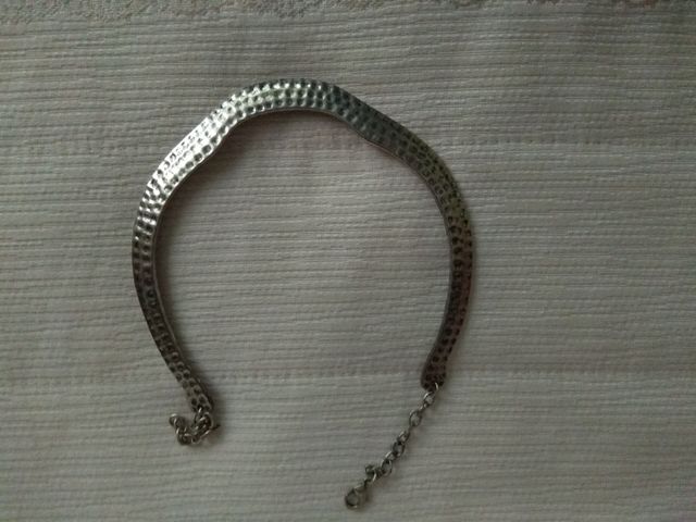 collar rígido plateado