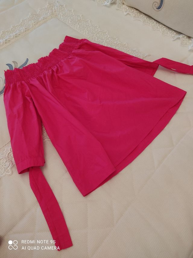 Blusa fucsia con hombros descubiertos
