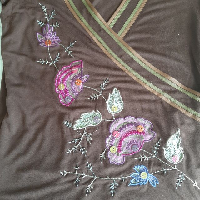 Camiseta cruzada marrón con bordados