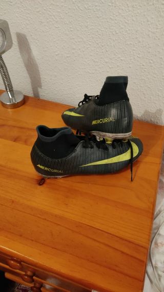Zapatos niño de fútbol talla 39,5 de segunda mano por 6 EUR en Santomera en  WALLAPOP
