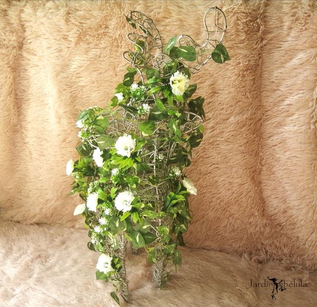 Ciervo decorativo con flores