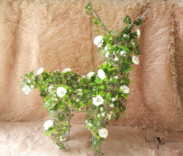 Ciervo decorativo con flores