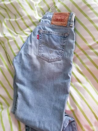 Pantalones levis campana chica t34 de segunda mano por 25 EUR en Playa de  Gandia en WALLAPOP