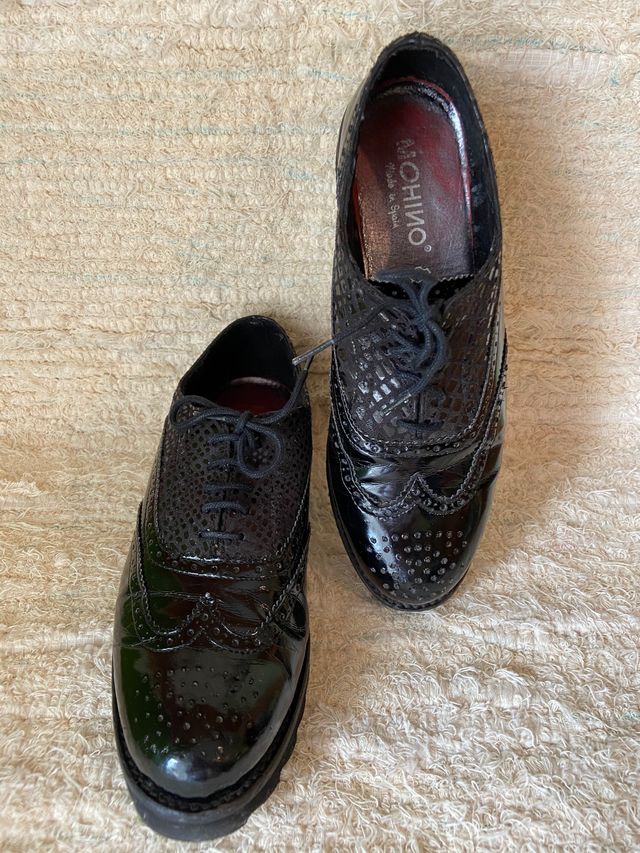 Zapatos negros de charol y cordones