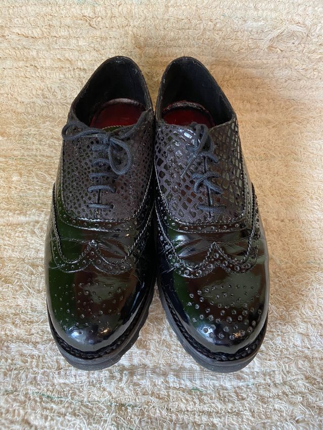 Zapatos negros de charol y cordones