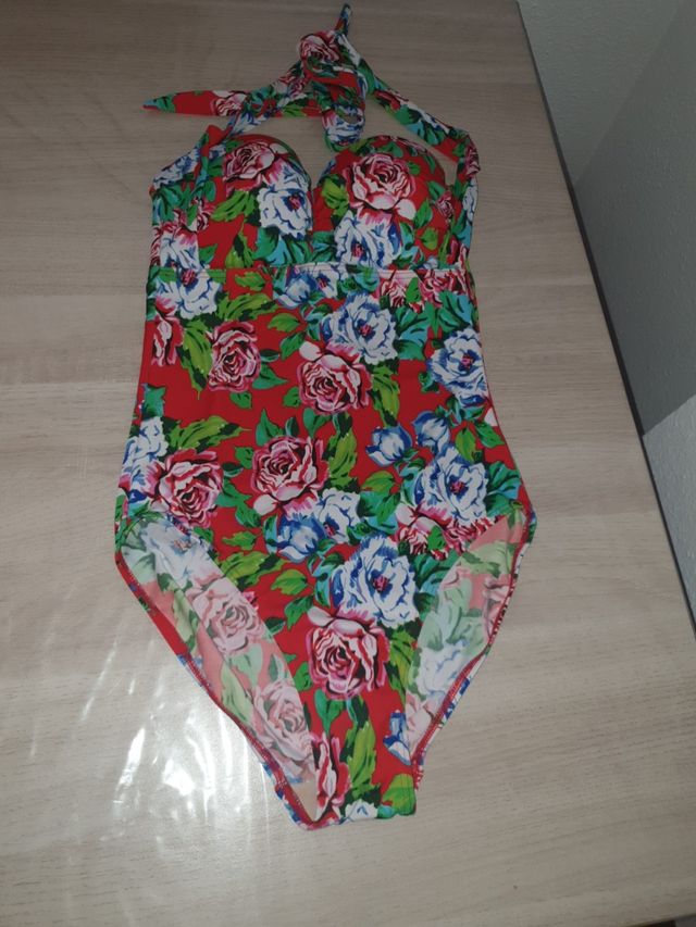bañador de flores esta nuevo