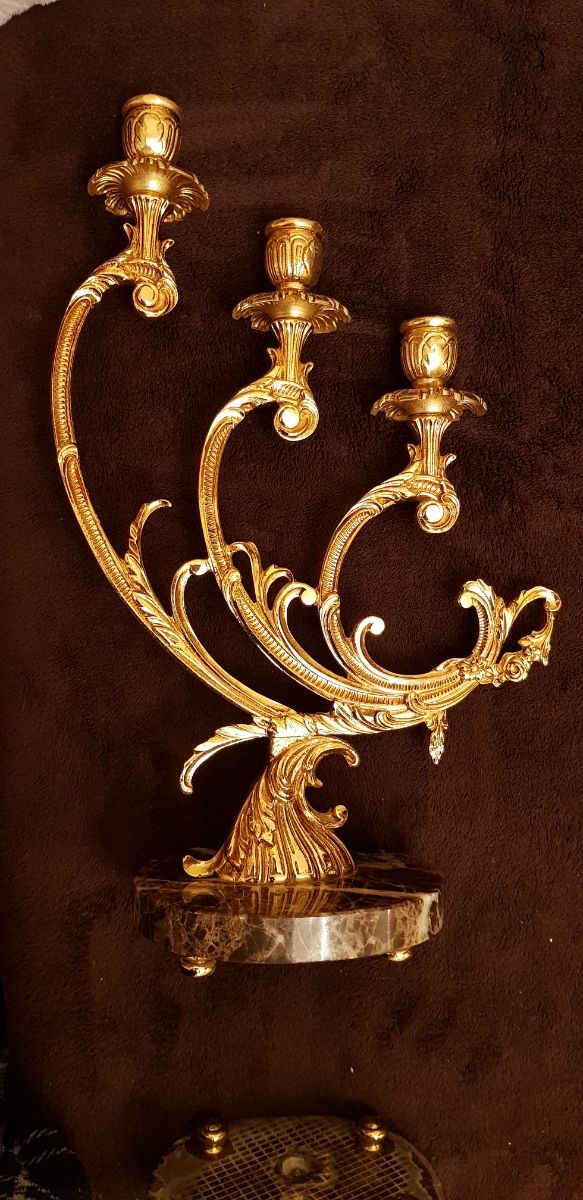 Pareja de candelabros de bronce.