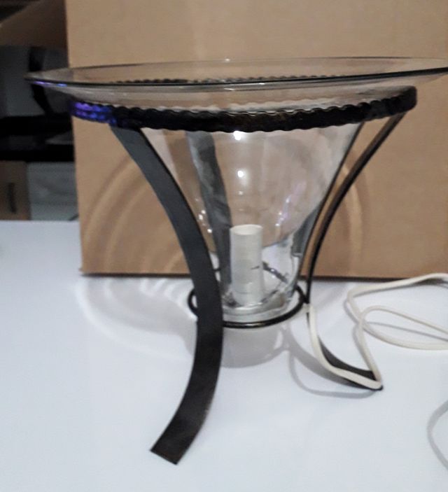 LAMPADA DA TAVOLO CHE SIMULA UN PEBETERO.