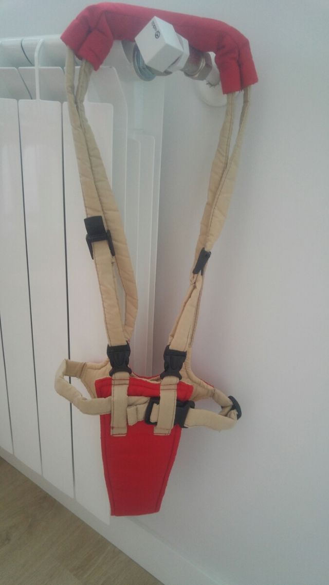 Arnés andador de bebé.