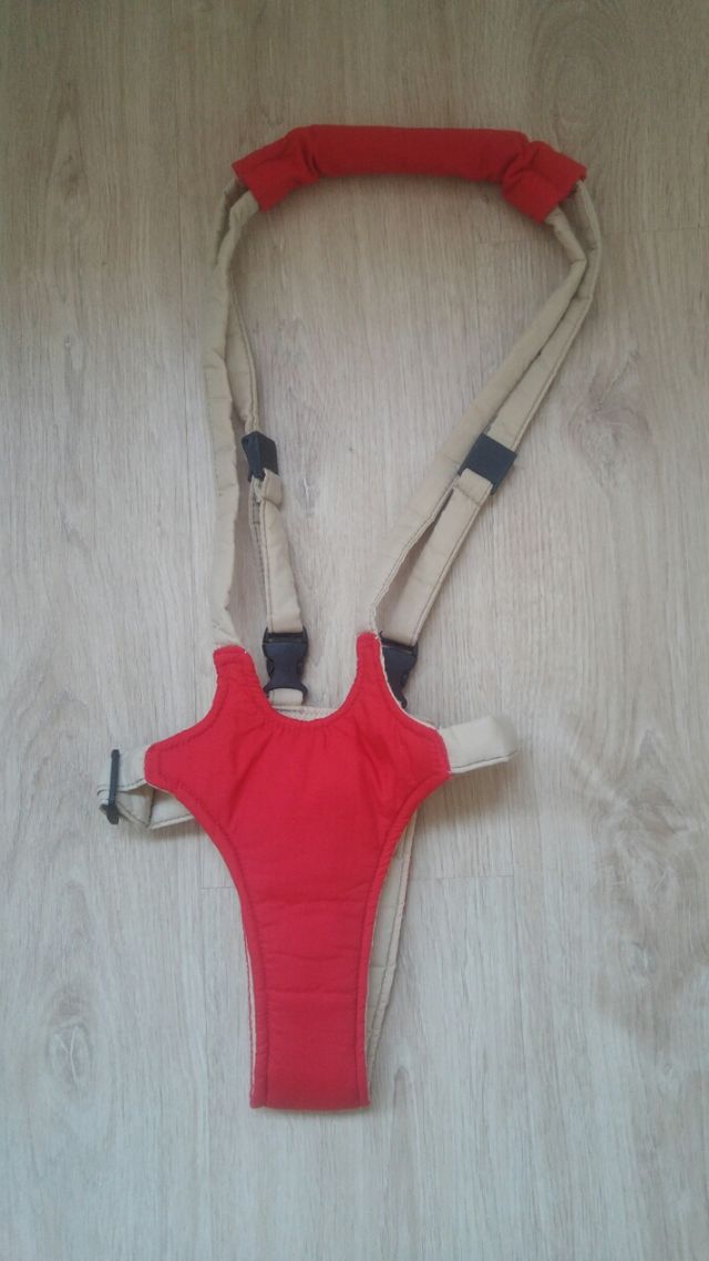 Arnés andador de bebé.