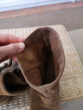 Un par de botas de mujer de gamuza sobre una superficie ligera | Foto  Premium