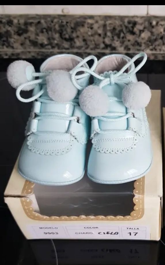 Zapato de bebé en charol y piel del número 17