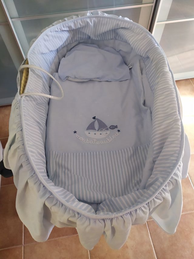 Moisés de bebé con patas de madera