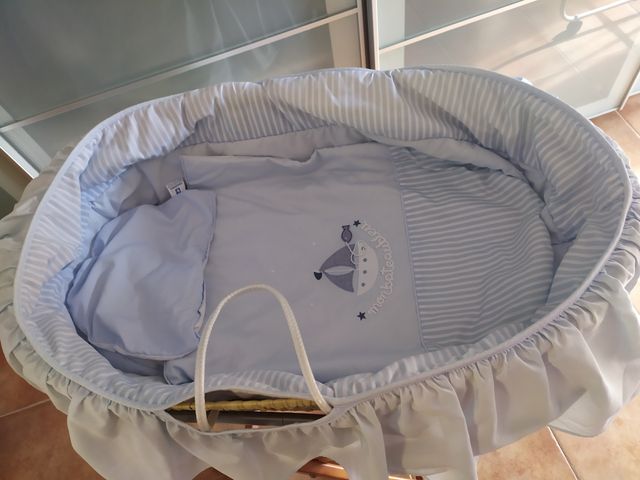 Moisés de bebé con patas de madera