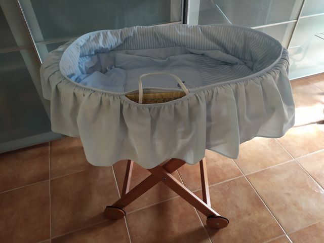 Moisés de bebé con patas de madera