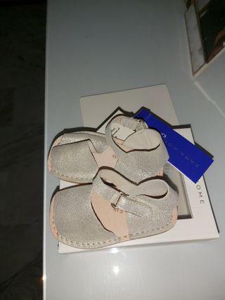 Sandalias bebe Zara Home (a estrenar) de segunda mano por 9 EUR en Sevilla  en WALLAPOP
