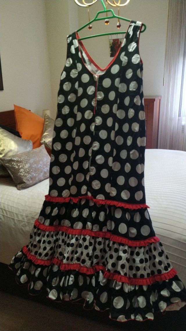 Trajes de flamenca y falda de ensayo