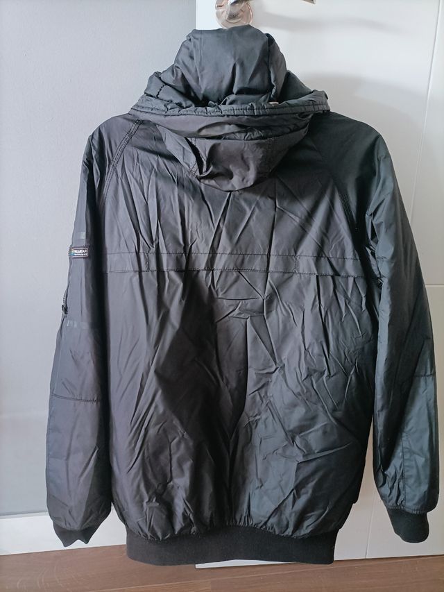 Abrigo impermeable negro