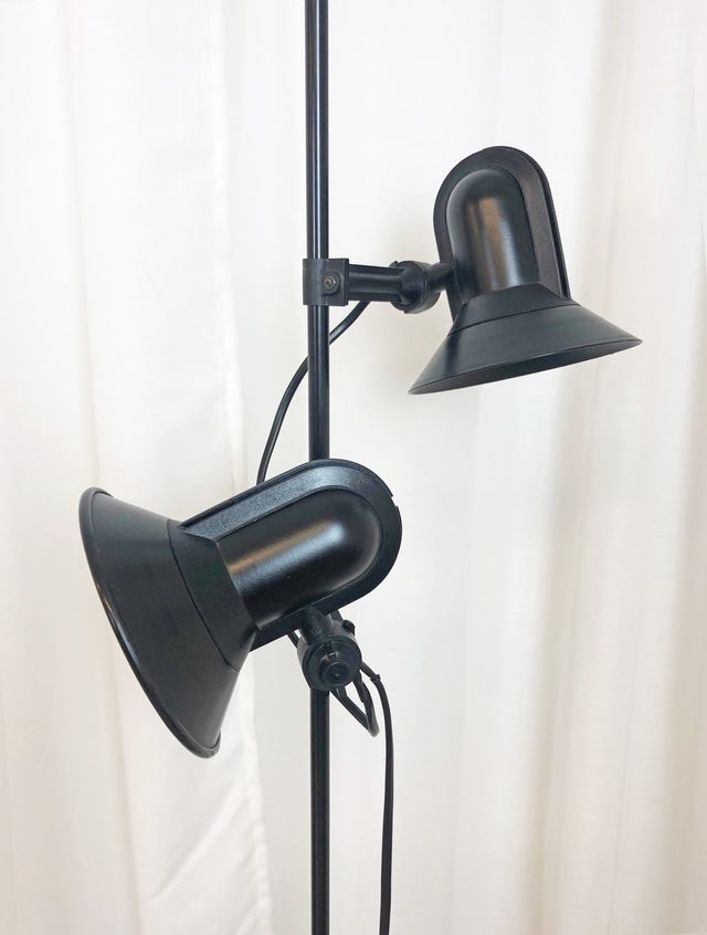 LÁMPARA DE PIE FASE CON DOS FOCOS ORIENTABLES de segunda mano por 90