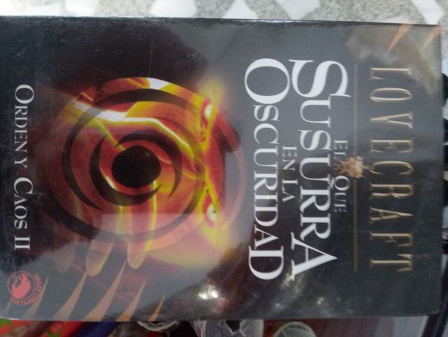 Libro susurra en la oscuridad