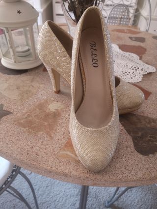 Zapato tipo salón dorado a estrenar de segunda mano por 5 EUR en Zaragoza  en WALLAPOP
