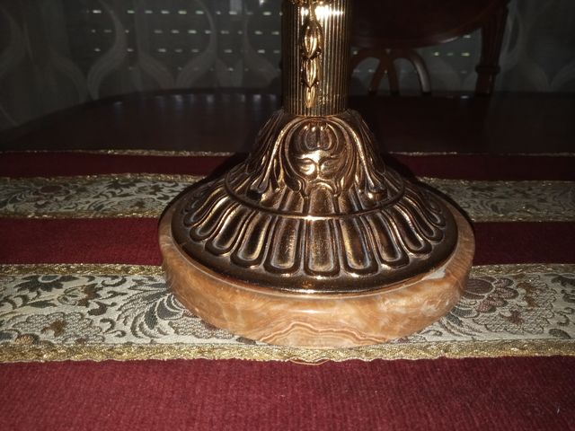 Reloj y candelabros de bronce, madera y mármol.