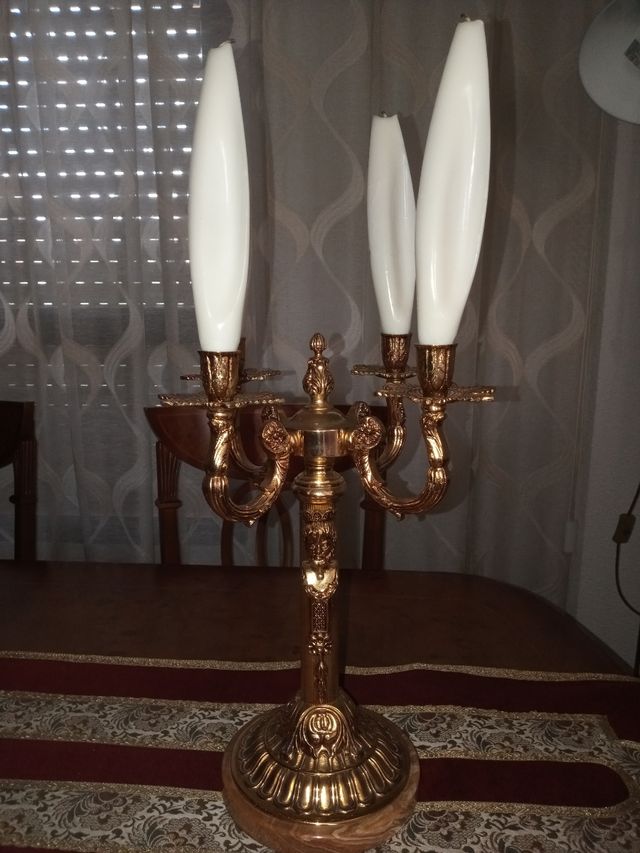 Reloj y candelabros de bronce, madera y mármol.