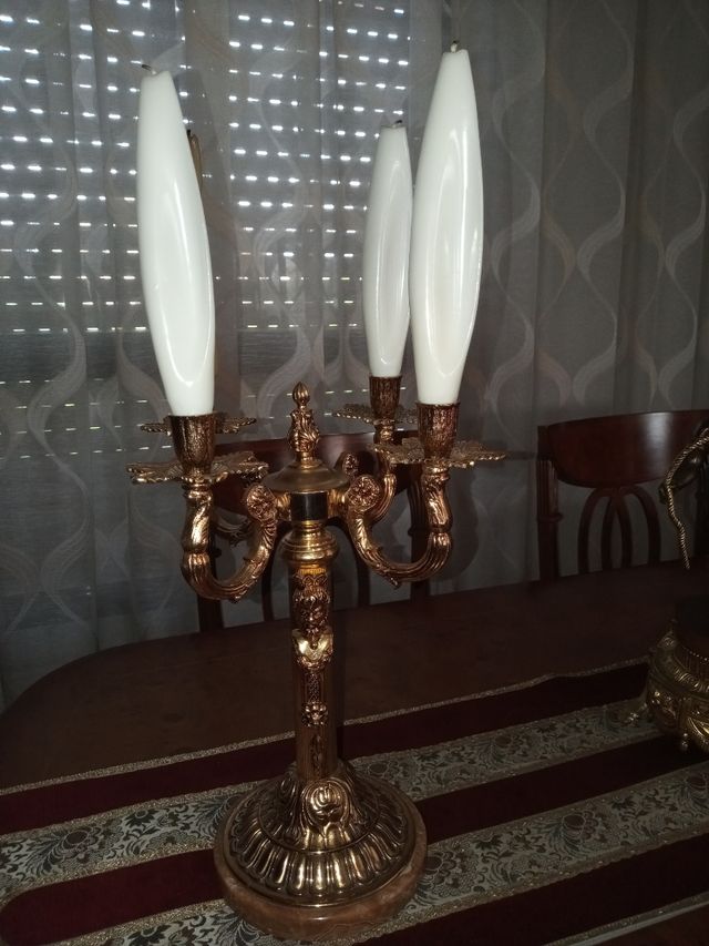 Reloj y candelabros de bronce, madera y mármol.