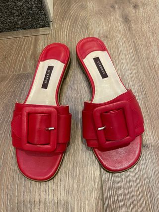 Sandalia piel roja Uterqüe de segunda mano por 20 EUR en Mataró en WALLAPOP