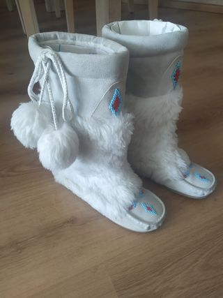 Botas piel blancas de segunda mano por 15 EUR en Palencia en WALLAPOP