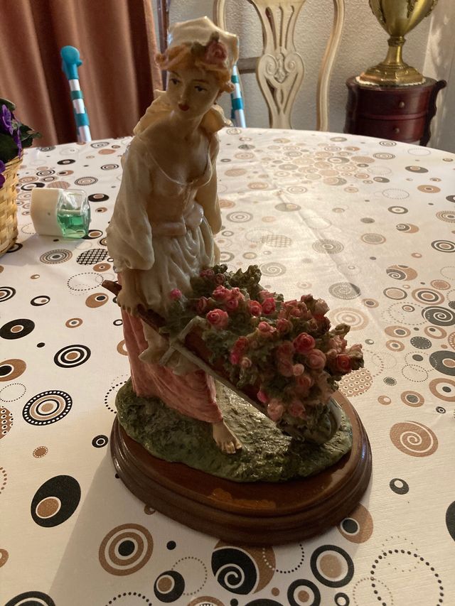 Figura mujer carro flores