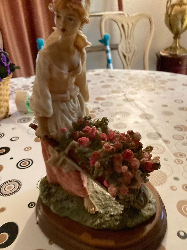 Figura mujer carro flores