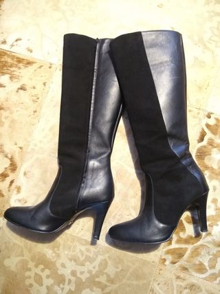 Botas tacón piel negra Charles Jourdan de segunda mano por 65 EUR en  Santiago de Compostela en WALLAPOP