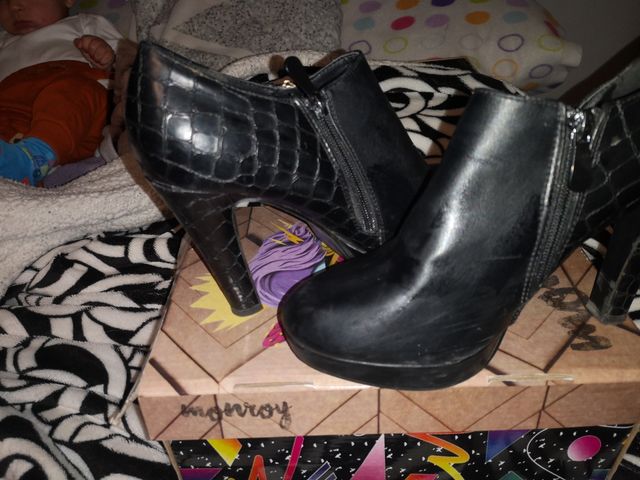 botin de piel con adorno