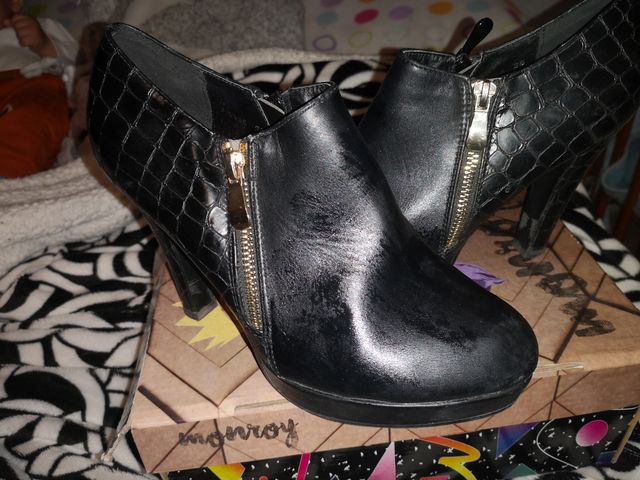 botin de piel con adorno