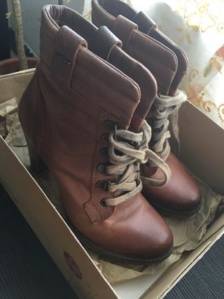 Mustang Botines Piel Marron de segunda mano por 30 EUR en Barcelona en  WALLAPOP