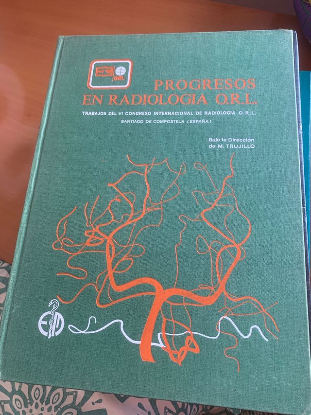 Distintos libros de medicina, foniatria y otorrino