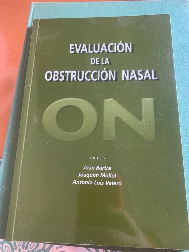 Distintos libros de medicina, foniatria y otorrino