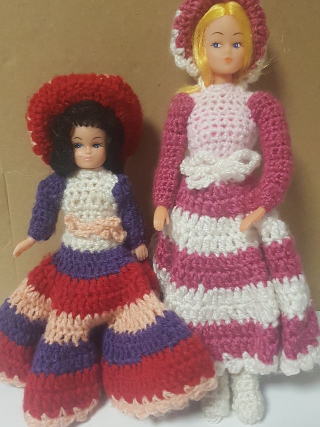 RARAS MUÑECAS MANIQUÍ CON ROPA DE GANCHILLO